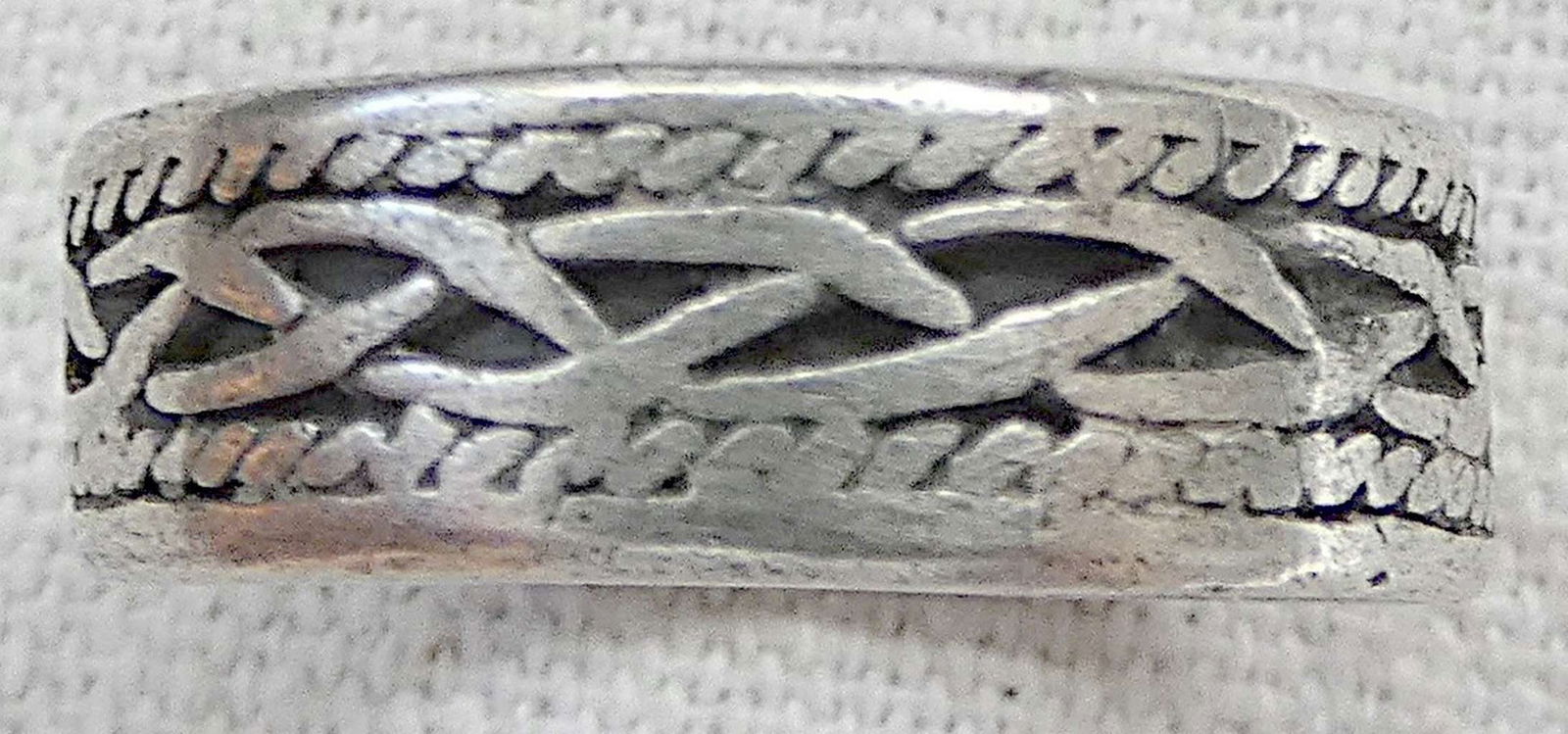 Vintage filigree silver sterling 925 band ring, Size: 9.75-10.: Vintage filigree silver sterling 925 band ring, Size: 9.75-10, Width: 7 mm. (0.27 inches) Hand crafted, filigree, engraving.