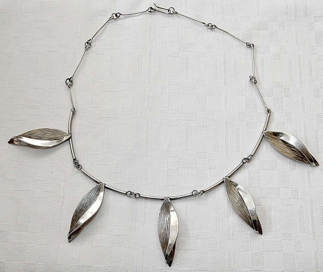 Vintage modernist guilloche silver sterling 925 necklace, Hazorfim, Israel, 1960-70’s, 17 gr.: Vintage modernist guilloche silver sterling 925 necklace, Hazorfim, Israel, 1960-70’s, 17 gr. Maker’s mark of Hazorfim onfirst loop of central part. Art craft, weight: 17 gr., Length: 40 cm. (15.7