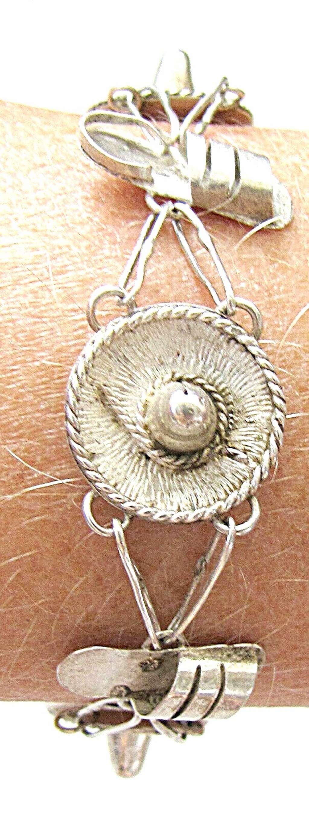 Mexican style vintage silver sterling bracelet with Sombrero and shoe links, signed, Israel, 1960's: Mexican style vintage silver sterling bracelet with Sombrero and shoe links, signed, Israel, 1960's Maker’s mark in Hebrew letters: mem vav Hand crafted, hammered, engraved. Length: 17.5 cm. (6.8 in