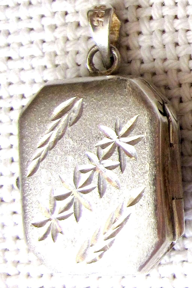 Art deco silver sterling 925 engraved locket pendant. (1 of 5)