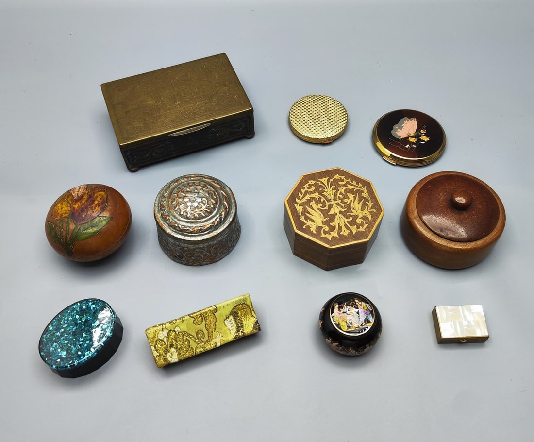 An assortment of 11 vintage decorative boxes: An assortment of 11 vintage decorative boxes, 20th century, various origins, made of different materials: wood, metal, plastic, including 2 gilded metal fashion powder cases (Gold Tone), decorative wo