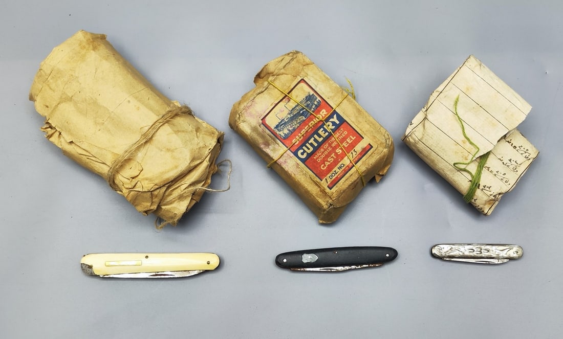 Special! From the evacuation of a warehouse that has not been opened since the mandate period! 3: Special! From the evacuation of a warehouse that has not been opened since the mandate period! 3 closed cardboard wrapper cases of identical pocketknives, circa 1940s, of three different types: some w