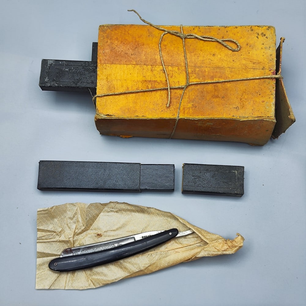 Special! From the evacuation of a warehouse that has not been opened since the mandate period! An: Special! From the evacuation of a warehouse that has not been opened since the mandate period! An assortment of 9 old razors made in Solingen, Germany, circa 1940s, made of black celluloid and steel b