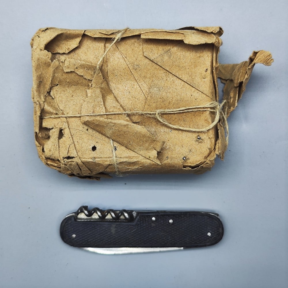 Special! From the evacuation of a warehouse that has not been opened since the mandate period!: Special! From the evacuation of a warehouse that has not been opened since the mandate period! A closed cardboard box of identical pocketknives, circa 1940s, black plastic sheaths and steel blades, le
