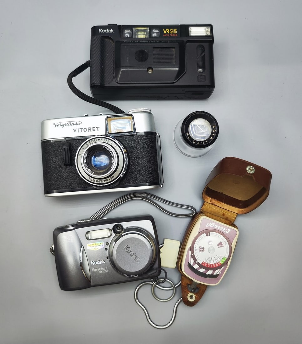 An assortment of 3 vintage cameras and photography accessories (1 of 6)
