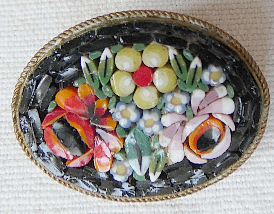 Italy Antique micro mosaic floral oval brooch: Italy Antique micro mosaic floral oval small brooch. Size: 2.2 x 2.8 cm. (0.8 x 1.1 inches) Good condition.