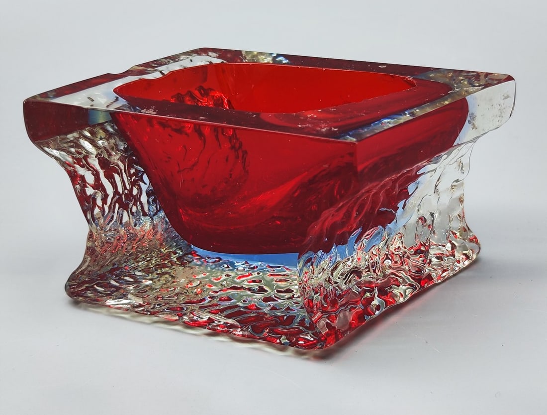 Sommerso square glass ashtray made by Murano after the design of Alessandro Mandruzatto: Sommerso square glass ashtray made by Murano after the design of Alessandro Mandruzatto, Italy, circa 1970s, produced in the "immersed glass" (sommerso) technique in which a number of colors are visib