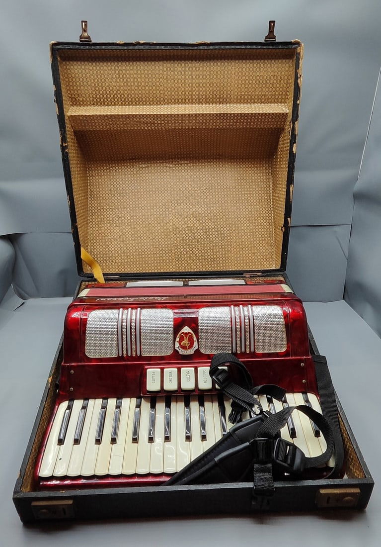 High quality vintage accordion made by Paolo Soprani Italy: High quality vintage accordion made by Paolo Soprani in Italy, circa mid 20th century, "piano accordion", model LMM 41 120, made of red and white plastic parts, classic model with Italian tremolo tuni