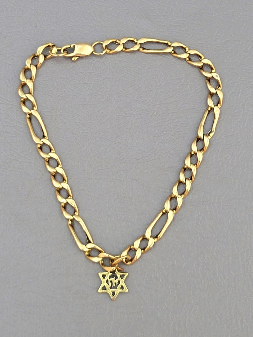 14K gold link bracelet with Star of David amulet: 14K gold link bracelet, with a Star of David amulet decorated with sawing with the word 'Chai', signed, weight: 3.92 g, length: 17 cm.