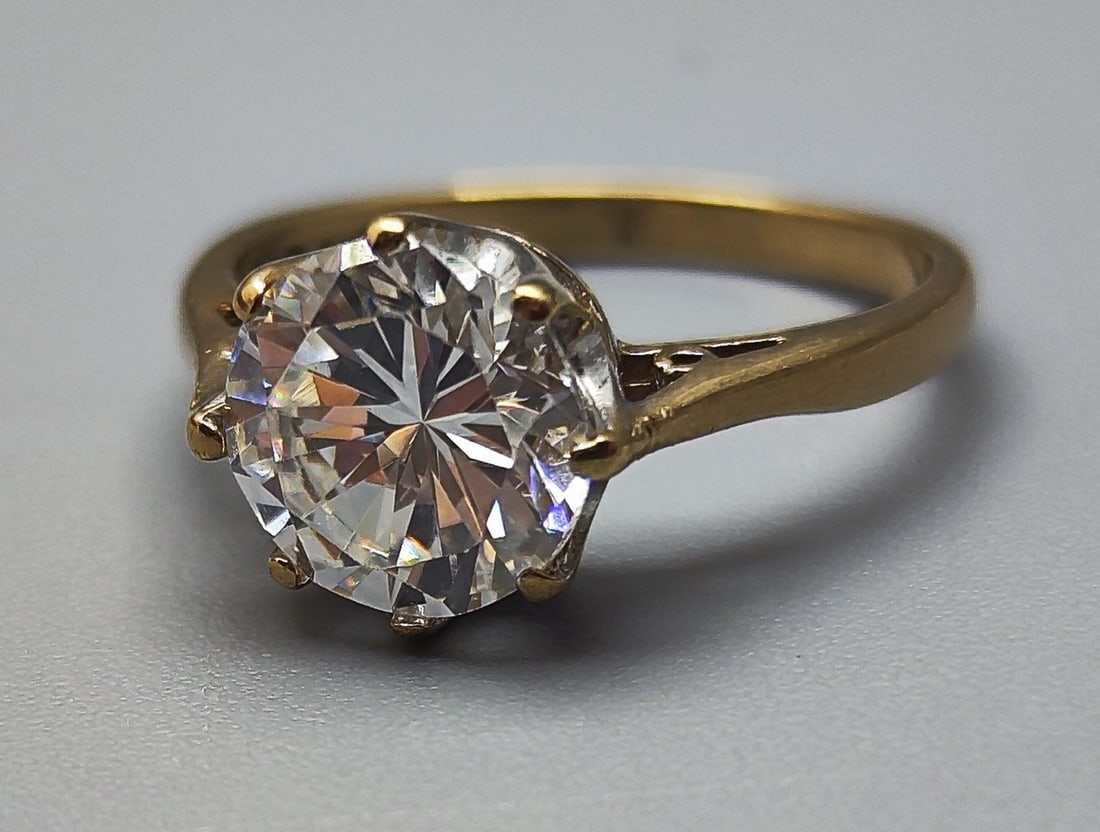 English 9K gold ring set with a large polished clear stone (1 of 4)