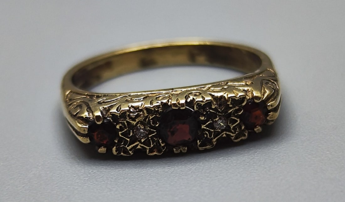 English 9K gold ring studded with garnets (1 of 4)