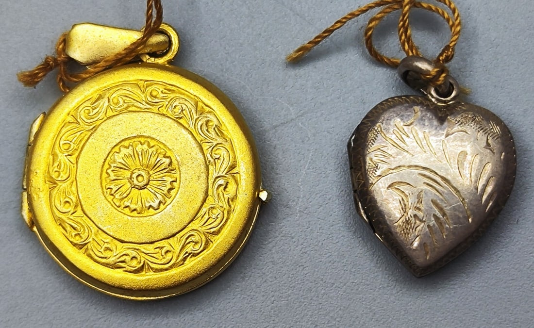 Lot of 2 925 sterling silver locket-pendants: Lot of 2 925 sterling silver locket-pendants, one heart-shaped and the other round and gilded, total weight: 10.1 g, length: 2-3.5 cm.