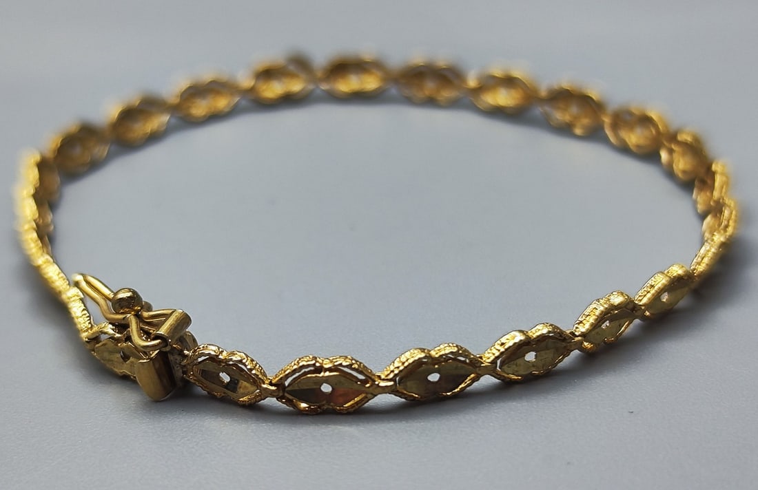 Delicate 10K gold link bracelet (1 of 3)