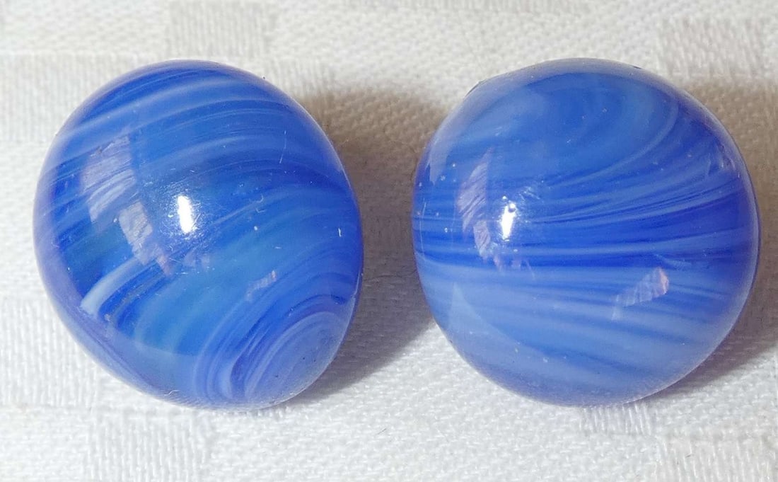 Murano Venice antique blue glass clip on earrings.: Murano Venice antique blue glass clip on earrings. Diameter: 1.8 cm. (0.7 inches) Thickness: 0.9 cm. (0.35 inches)