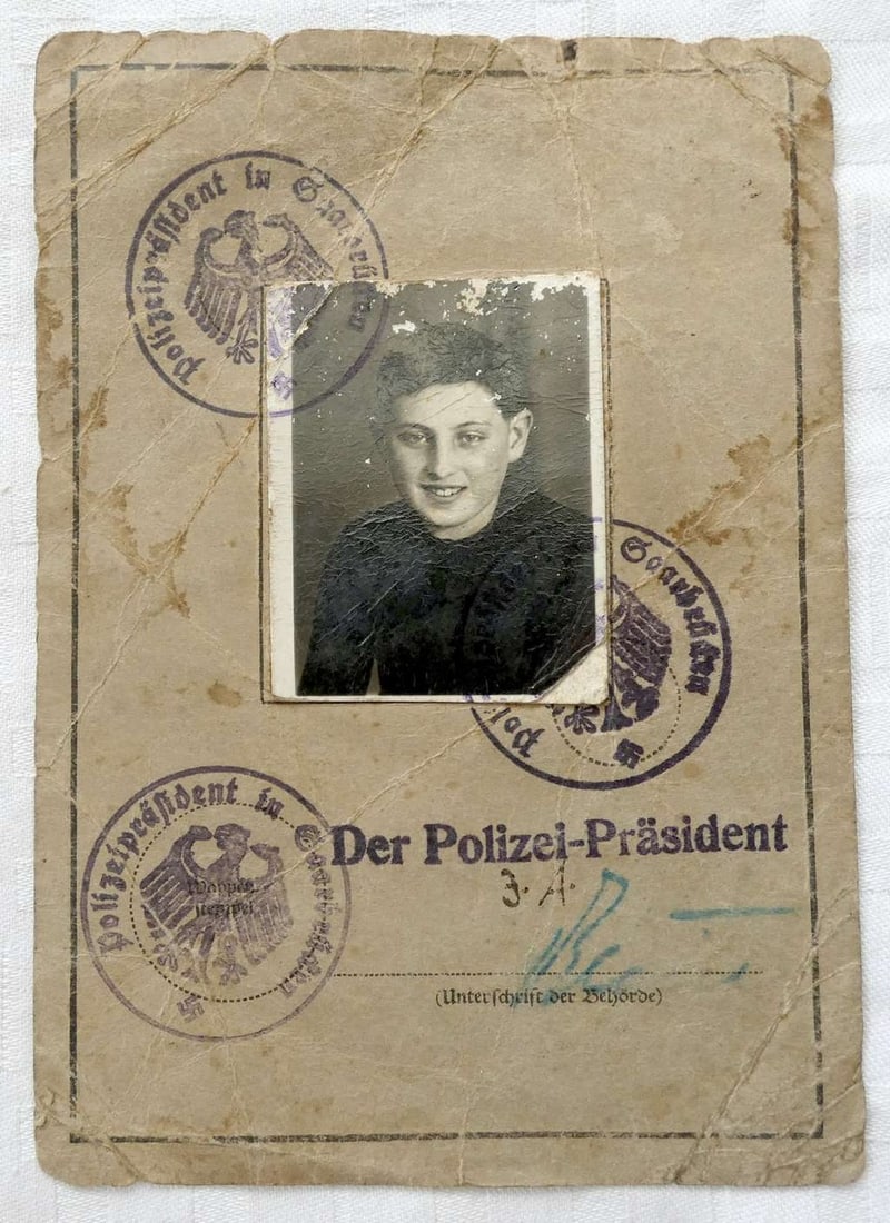 Child ID card (Kinderausweis) of a Jewish boy Saul Mortose, 1935, Saarbruecken, Germany.: Child ID card (Kinderausweis) of a Jewish boy Saul Mortose, 1935, Saarbruecken, Germany. Nur gueltig bis zur Vollendung des fuenfzehnten Lebensjahre (only valid until the age of fifteen) With photo an