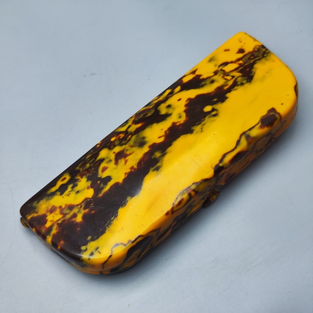 Celluloid "Tortoise Armor" Art Deco eyeglasses case: Celluloid "Tortoise Armor" Art Deco eyeglasses case, circa 1930s, the interior of the lower inner side is covered with fabric, there is a kind of engraved stamp on the bottom that is not identified (w