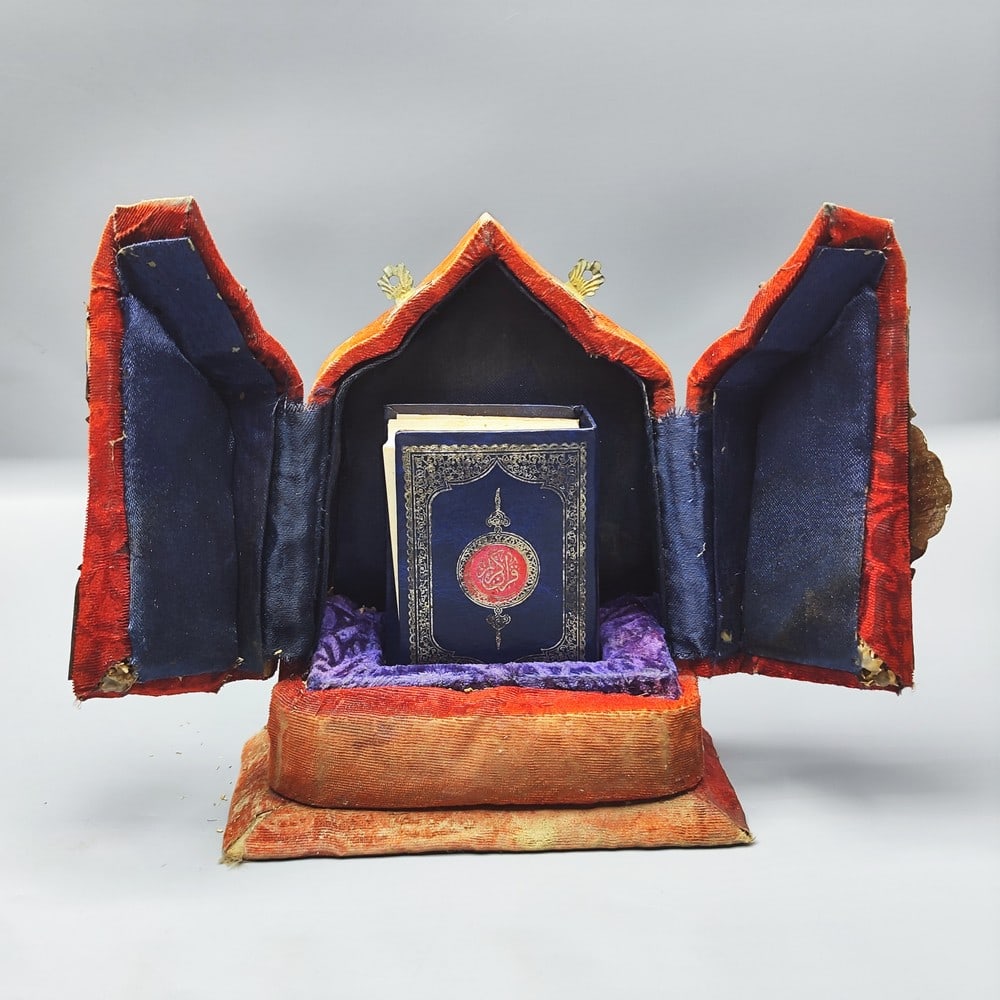 A miniature Quran book in a fancy velvet box (1 of 7)