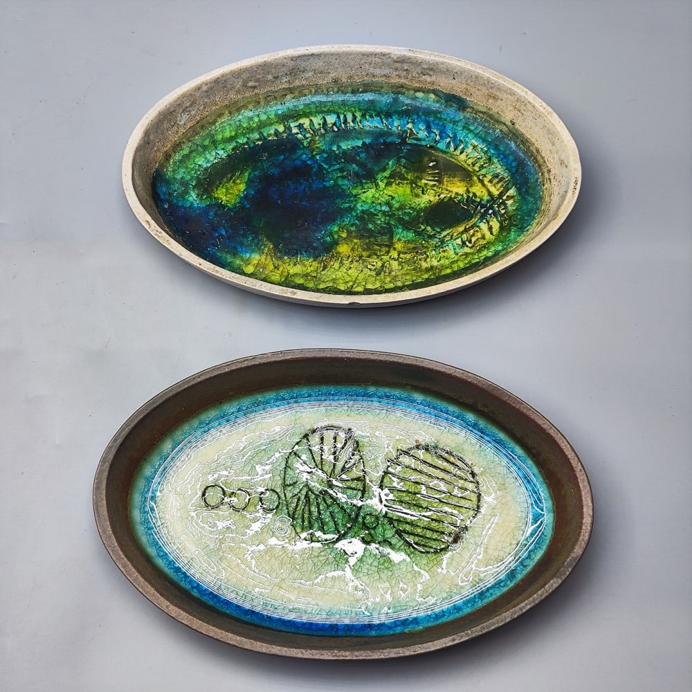 A pair of Israeli ceramic trays made of pottery designed by M. Asraf: A pair of Israeli ceramic bowls made of pottery designed by M. Asraf, 1950s-1960s, designed in an oval model, decorated in the center with an abstract decoration with a special glass-like glaze in blu