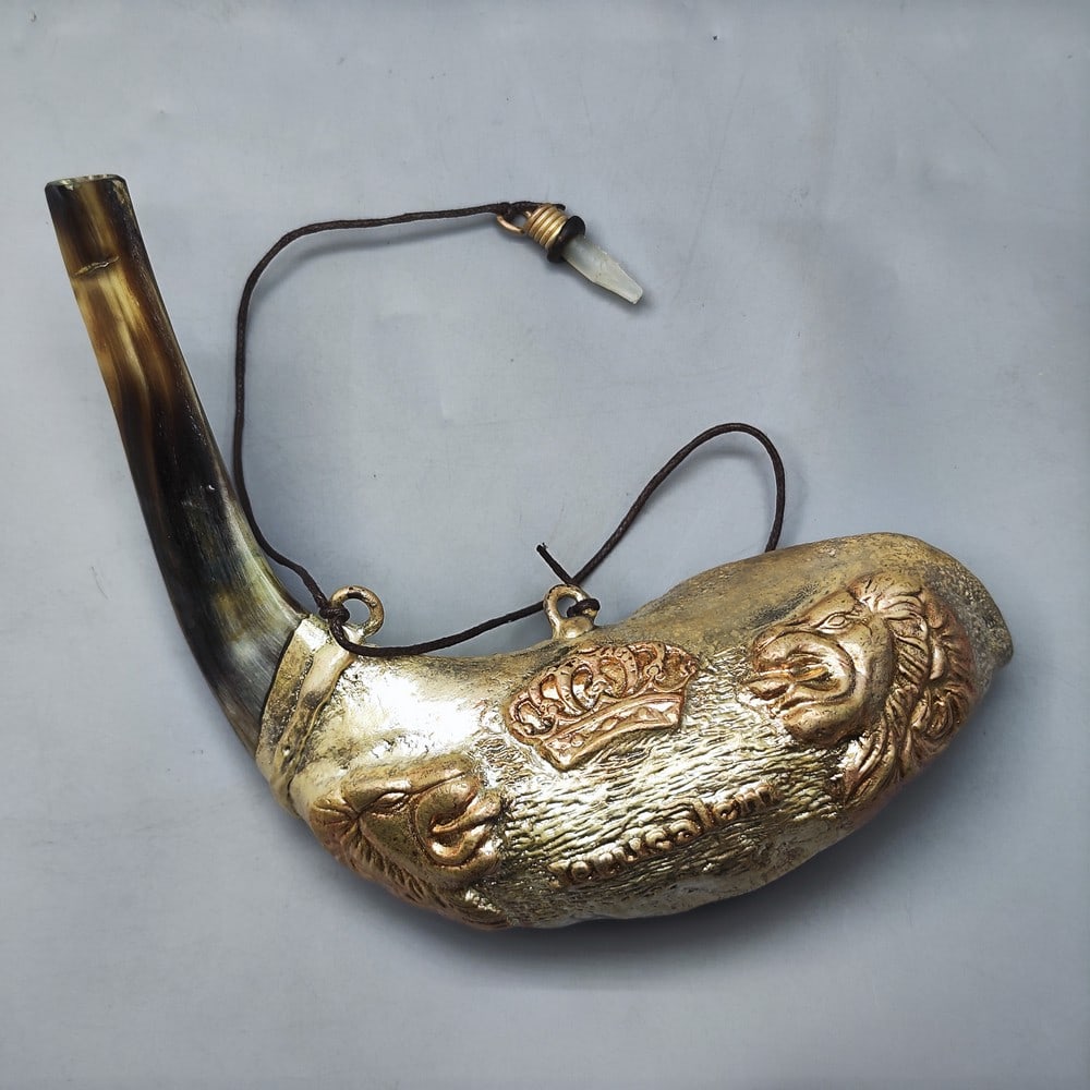 Decorated silver and deer horn Shofar: Decorated silver and deer horn Shofar, the silver has a relief of the Star of David and a menorah, signed by the artist and creator 'S.C', width: 20 cm. * Brand new from the clearance of a closed Juda