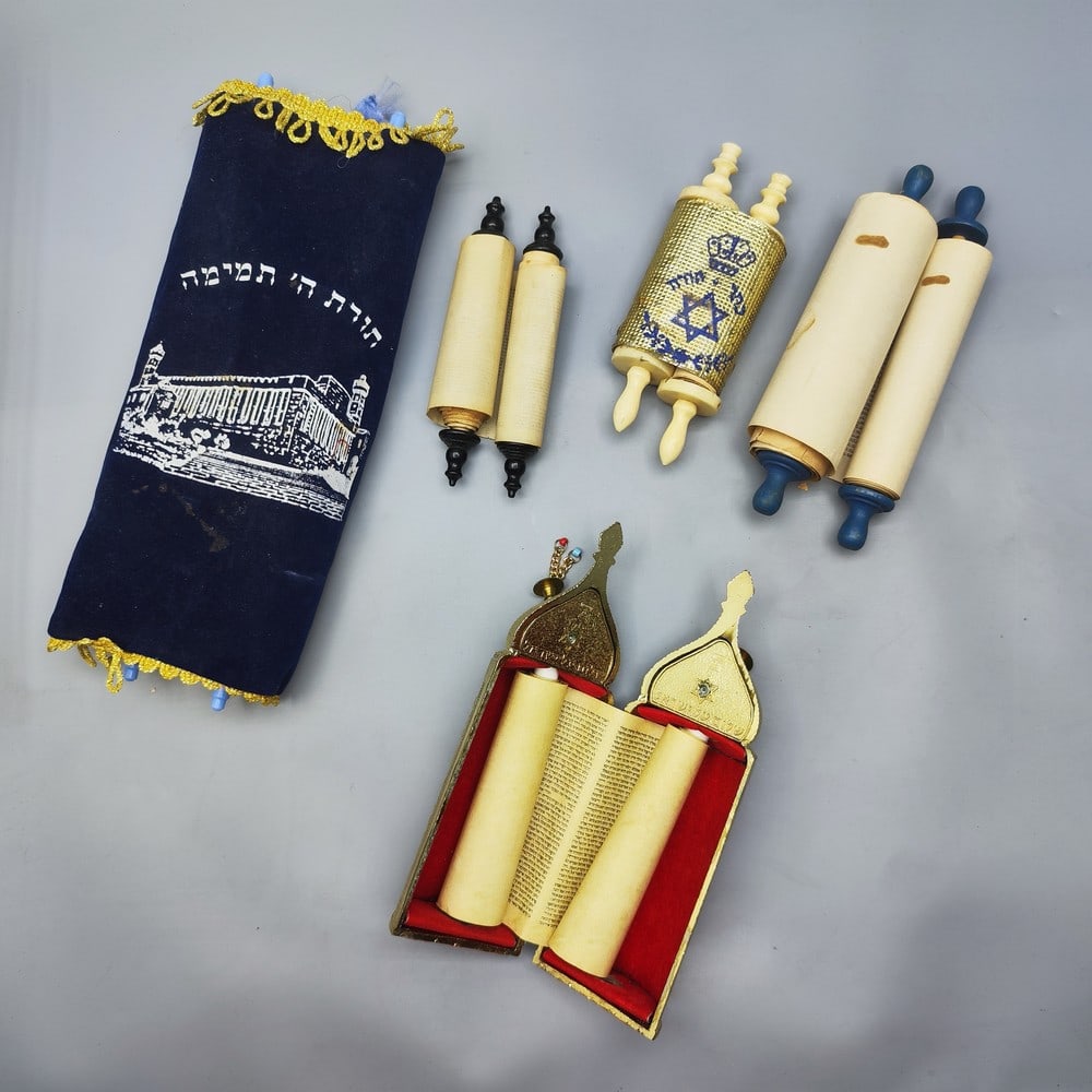 An assortment of 5 old Torah books for children (1 of 5)