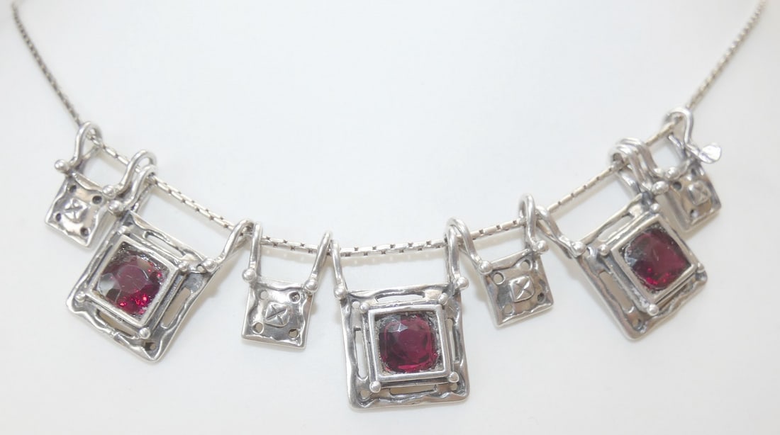 Vintage silver sterling 925 necklace set with garnet, signed by maker in Hebrew, Israel, 1970’s: Vintage silver sterling 925 necklace set with garnet, signed by maker in Hebrew, Israel, 1970’s Length: 41.5 cm. (16.6 inches) Length of central part: 9 cm. (3.5 inches) Height in the middle: 2 cm. 
