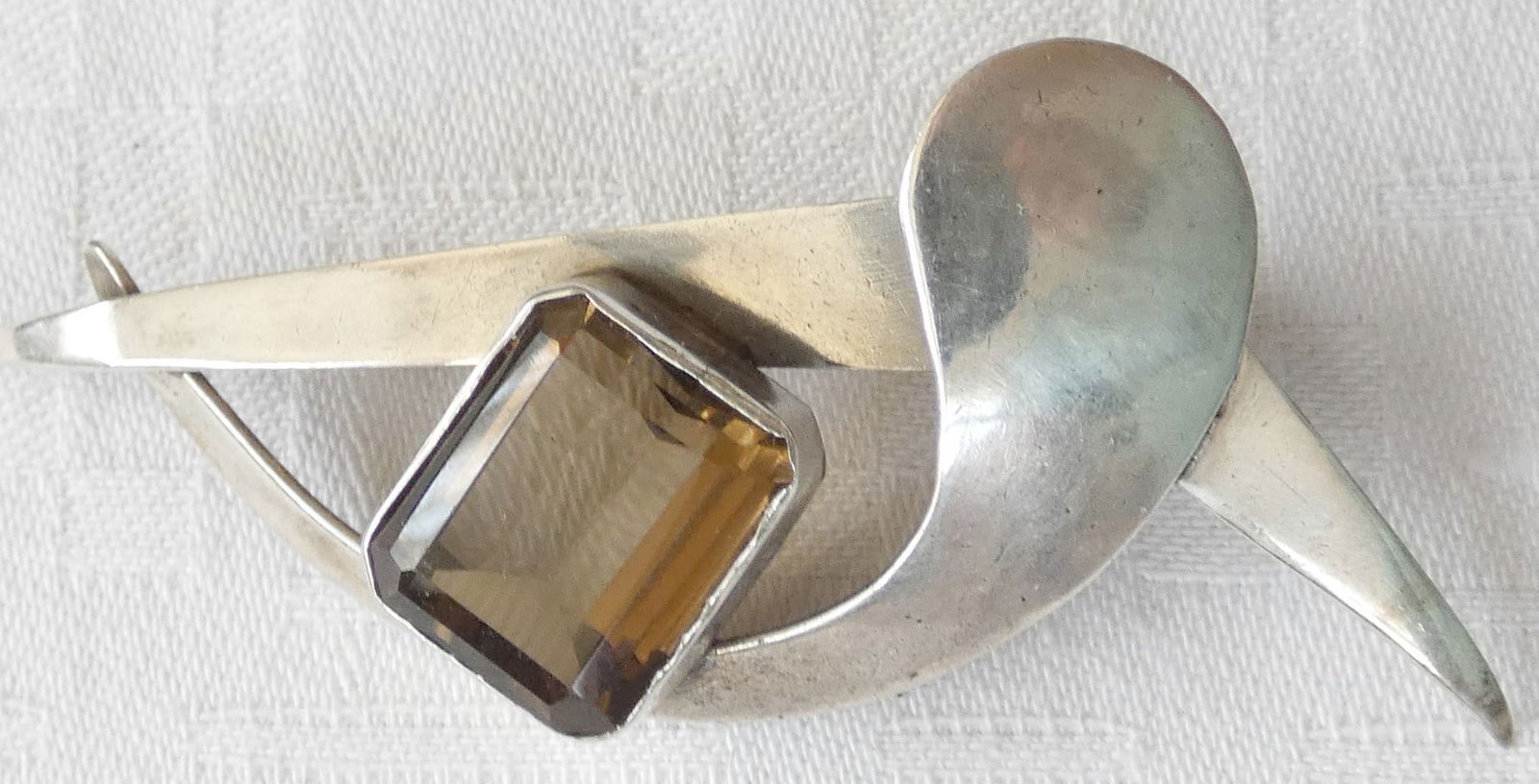 Art Deco silver sterling 925 Pendant Brooch set with Rauch Topaz, Hazorfim, Israel, 1960’s: Art Deco silver sterling 925 Pendant Brooch set with Rauch Topaz, Hazorfim, Israel, 1960’s Marked: St. 925 Israel, maker’s mark of Hazorfim on loop Size: 6.8 x 3.2 cm. ( 2.6 x 1.2 inches) Small sc