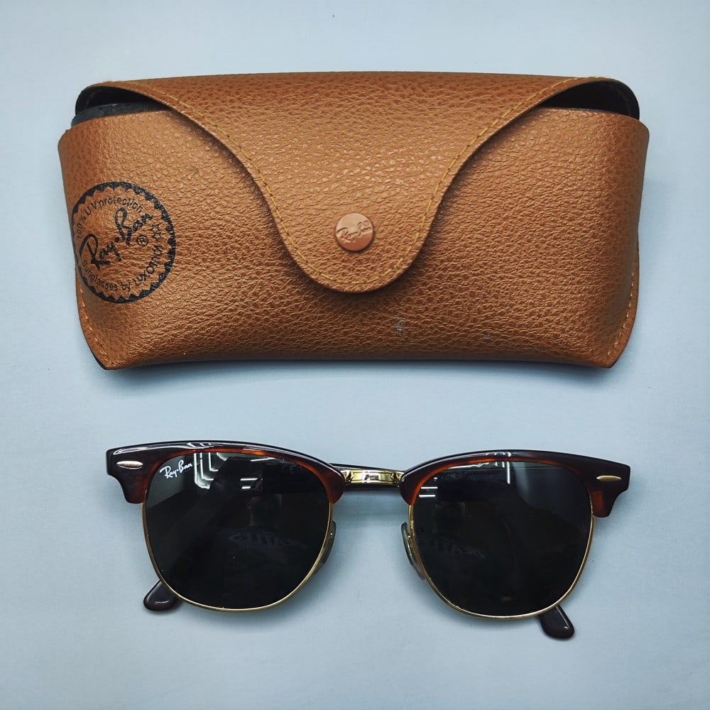 Fashionable sunglasses made by Rayban, model RB3016 W0366-51 Clubmaster Mock: Fashion sunglasses made by Rayban, Italy, model RB3016 W0366-51 Clubmaster Mock, Tortoise Armor plastic frame, brown lenses, in very good condition: preserved. Given in the company's original matching