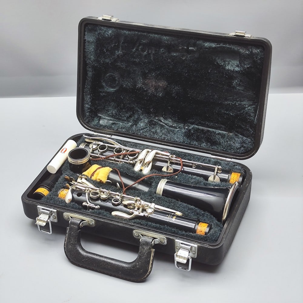 Clarinet made by Yamaha Nippon Gakki Japan, model 20: Clarinet made by Yamaha Nippon Gakki Japan, model 20, made of black plastic and silver metal parts, given in the original box, not checked for proper working condition, sold as shown!, externally it a