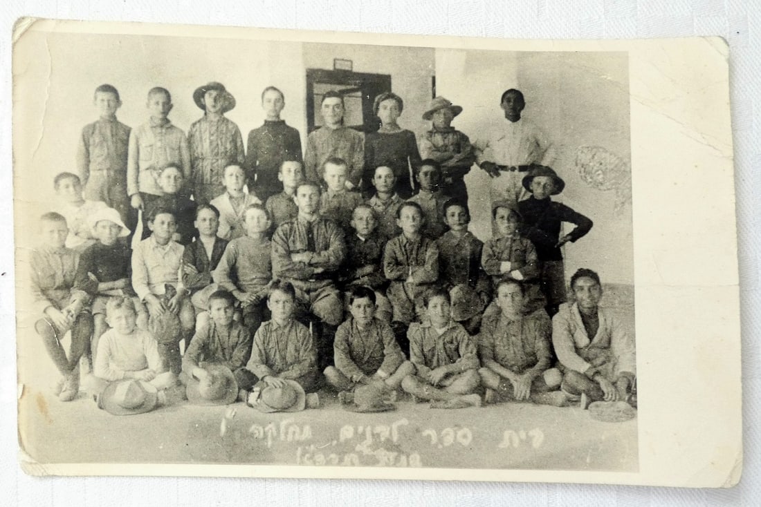 Eretz Israel antique orig. group photo of Jewish school for boys, 1926, PC size.: Eretz Israel antique orig. group photo of Jewish school for boys, 1926, PC size. Signed in Hebrew to lower edge of photo. On reverse side cachet of a rabbi Yosef Avigdor Perlmuter. Cracks to corners.