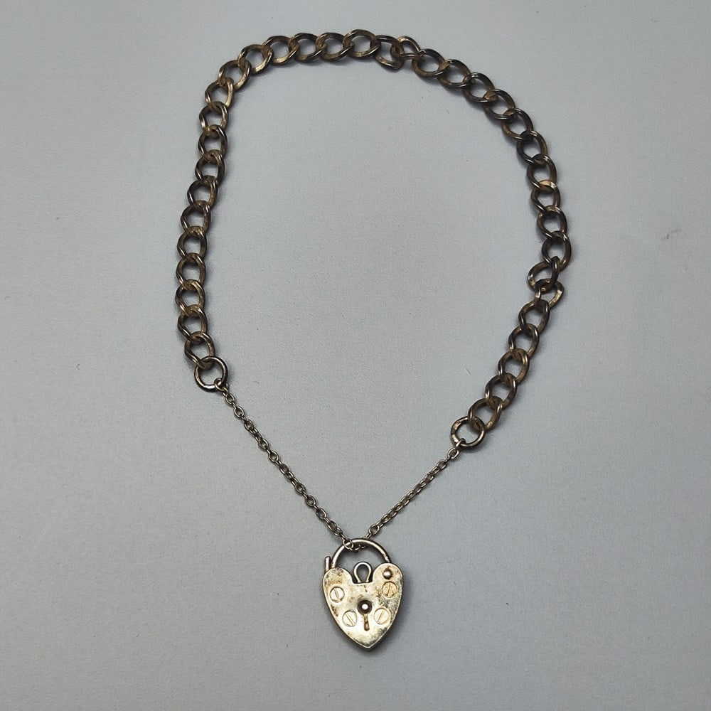 925 silver link bracelet and "lock" application: 925 silver link bracelet and "lock" application, signed, the lock is signed with full English silver hallmarks, total weight: 8.3 g, bracelet length: 24 cm (can also be reduced). Patina.