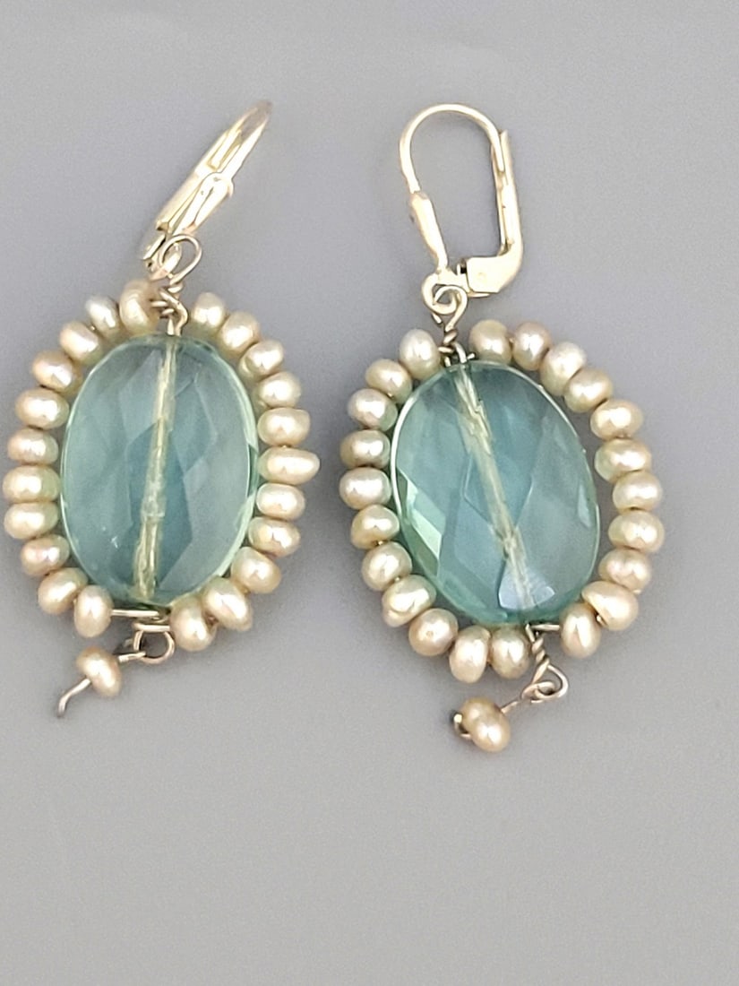 A pair of elegant silver and pearl earrings (1 of 5)