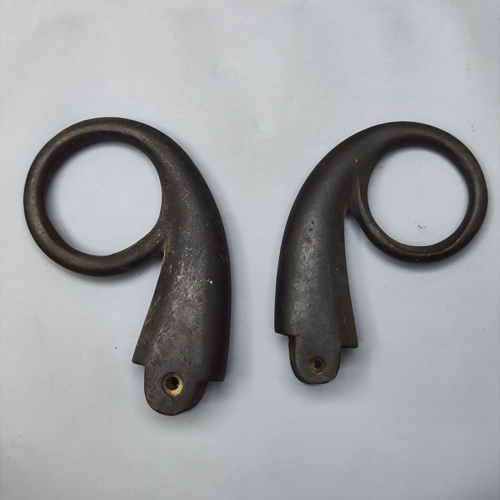 A pair of horn-shaped bronze wall hangers: A pair of horn-shaped bronze wall hangers, dark patina, height: 11 cm, total weight: 456 g.