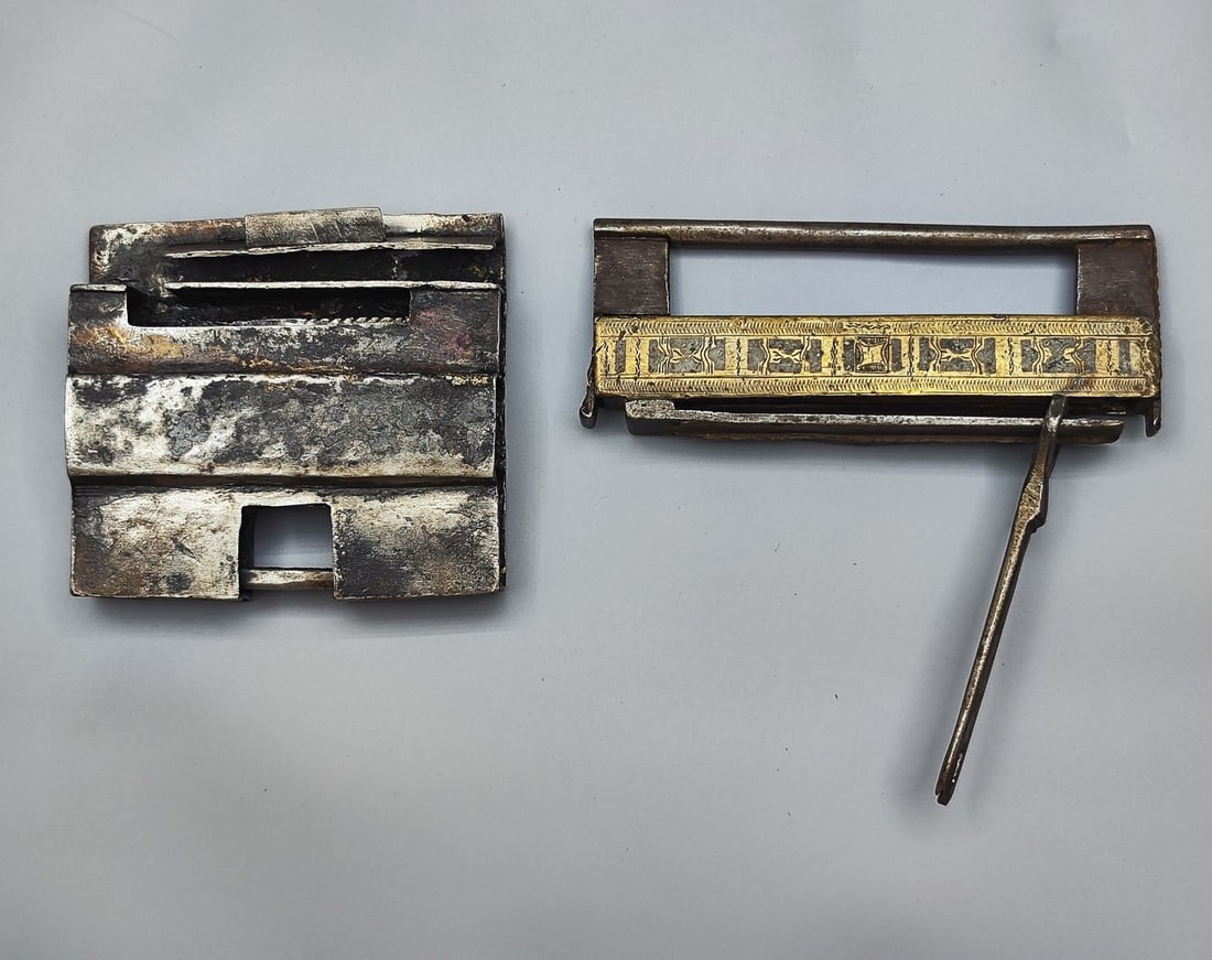 Lot of 2 antique Indian locks: Lot of 2 antique Indian locks, made of massive metals, decorated with engraving, width: 9.5-12.5 cm, total weight: 447 gr.