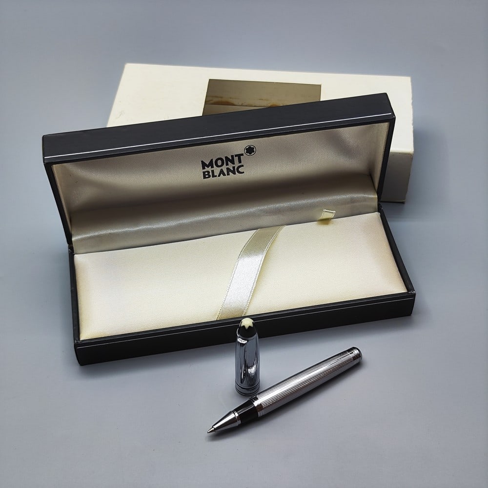 Montblanc Meisterstuck ballpoint pen: Montblanc Meisterstuck ballpoint pen, silver metal body and cap, signed and bearing a serial number at the top, length: 11.2 cm. Comes in original box. Working condition has not been tested.