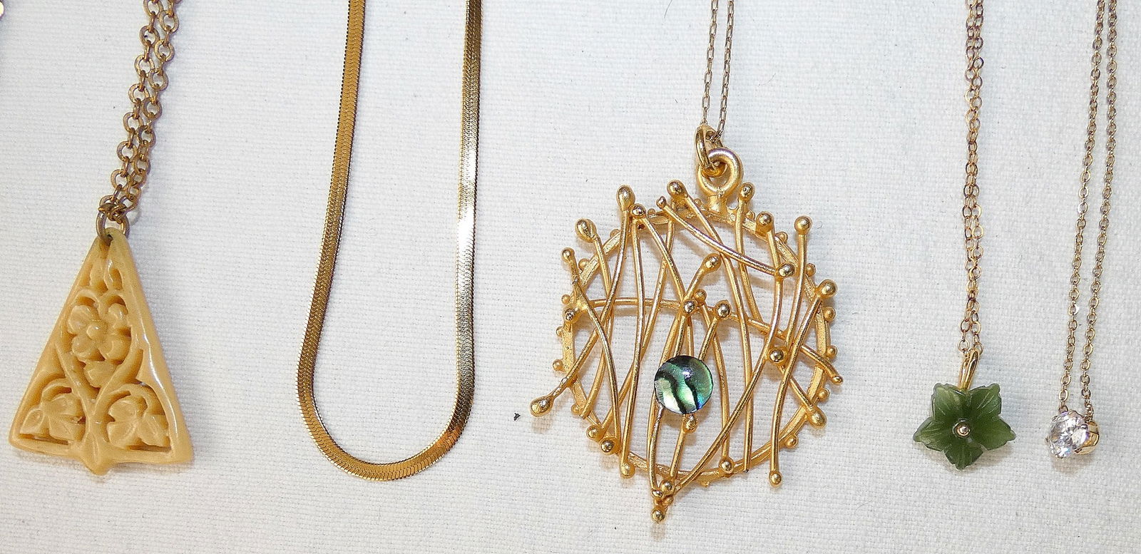 Lot of 5 vintage gold tone necklaces. (1 of 8)