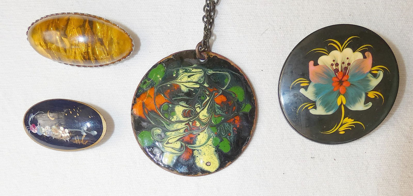 Lot of 4 vintage jewelry items: 3 brooches and necklace (1 of 12)