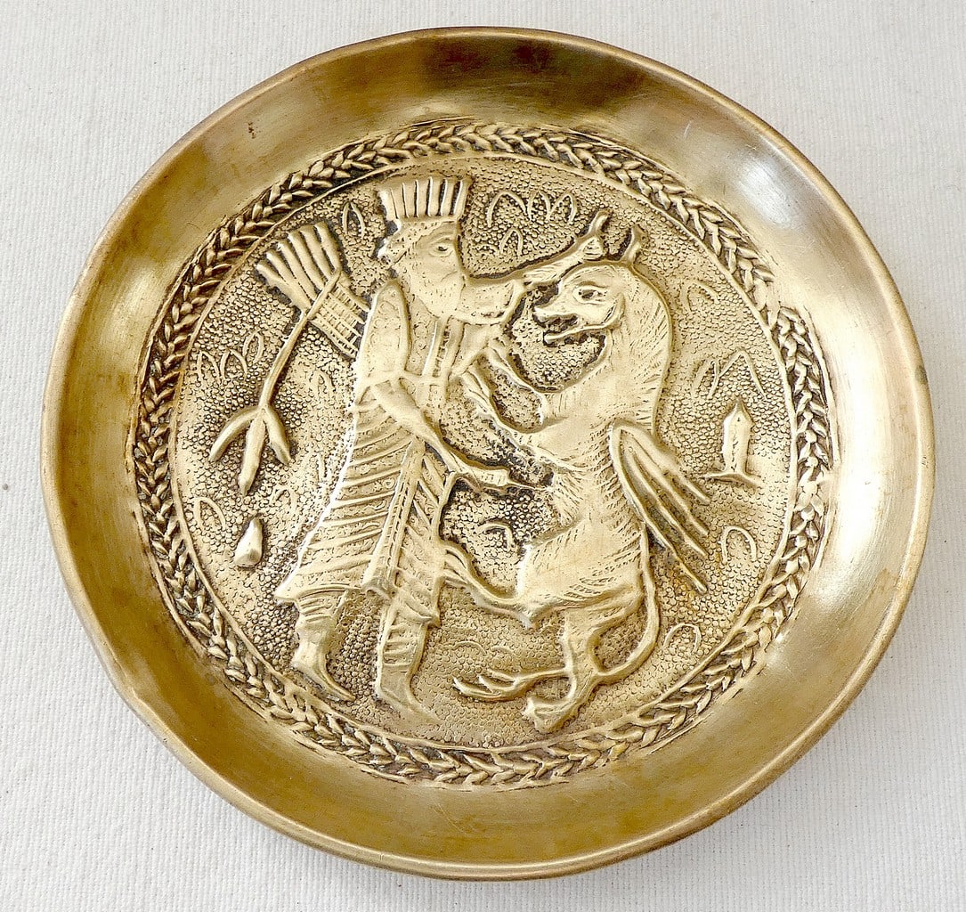 Persian Antique Brass Plate - A Scene from Persian mythology.: Persian Antique Brass Plate - A Scene from Persian mythology. Hand crafted Diameter: 11 cm. (4.3 inches) Weight: 37 gr.