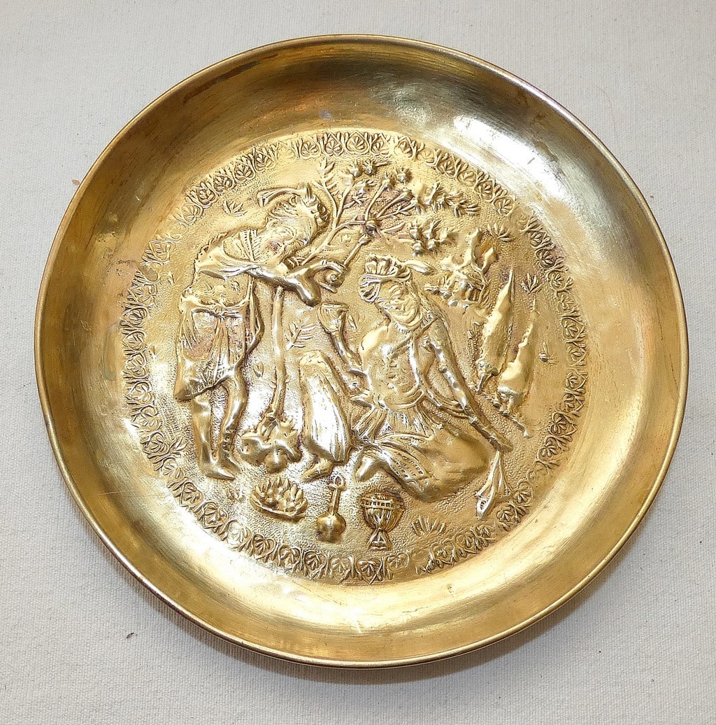 Persian Antique Brass Plate - illustration to the poems of Omar Khayyam: Persian Antique Brass Plate - illustration to the poems of Omar Khayyam Hand crafted Diameter: 17 cm. (6.7 inches) Weight: 102 gr.