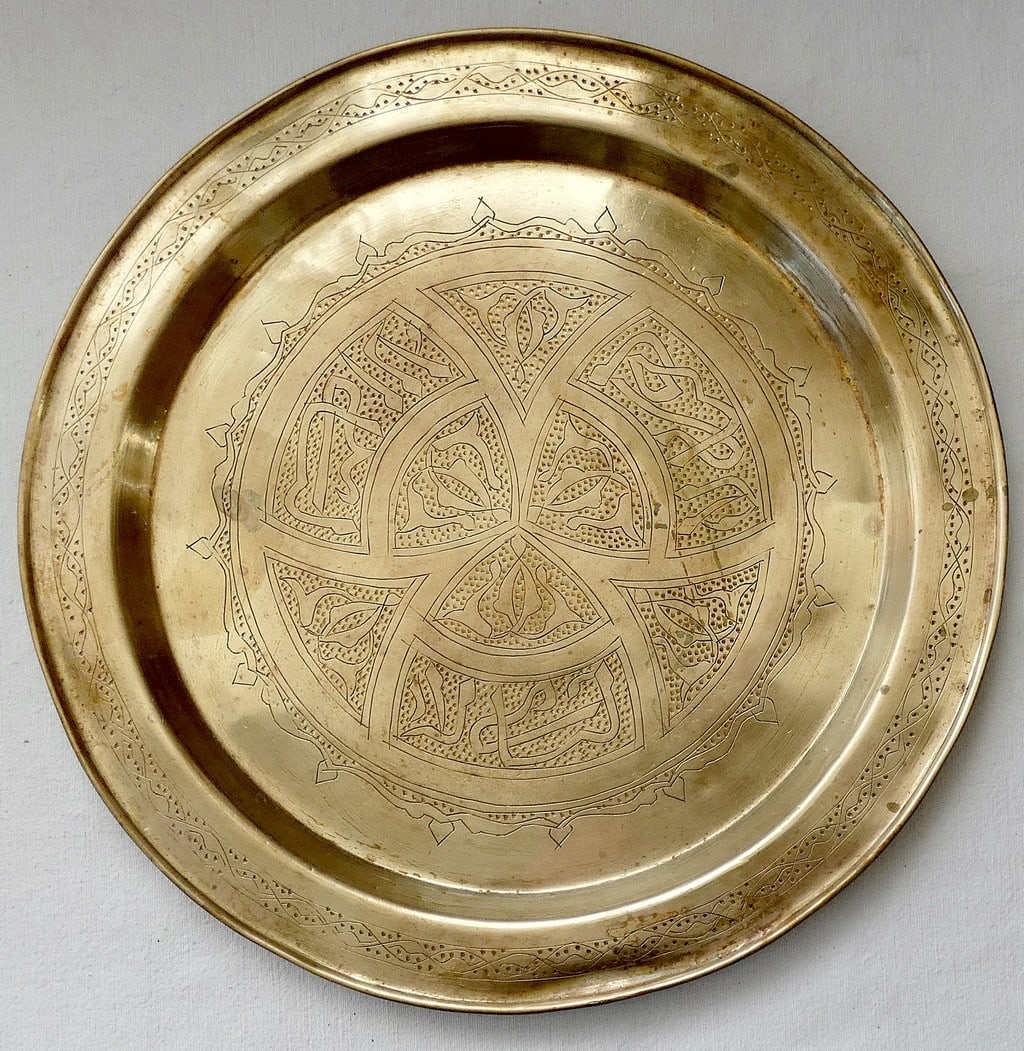 Islamic Antique Damascene Brass Plate with Arabic Calligraphy engraving: Islamic Antique Damascene Brass Plate with Arabic Calligraphy engraving Diameter: 31 cm. (12.2 inches) Weight: 412 gr. Hand crafted, engraving Small dents to rim.