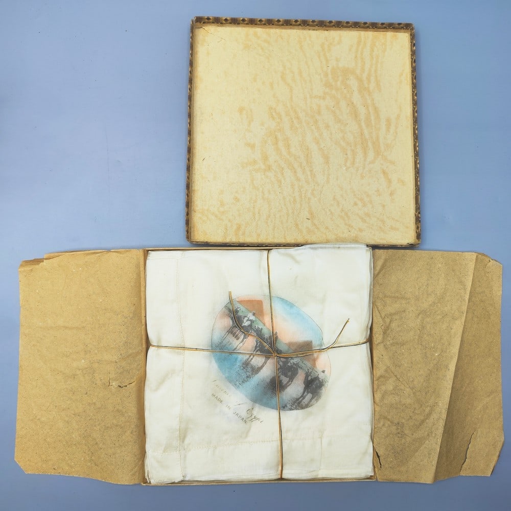 Special! From an unopened warehouse from the Mandate era! Pack of 30 Japanese silk napkins Souvenir (1 of 5)