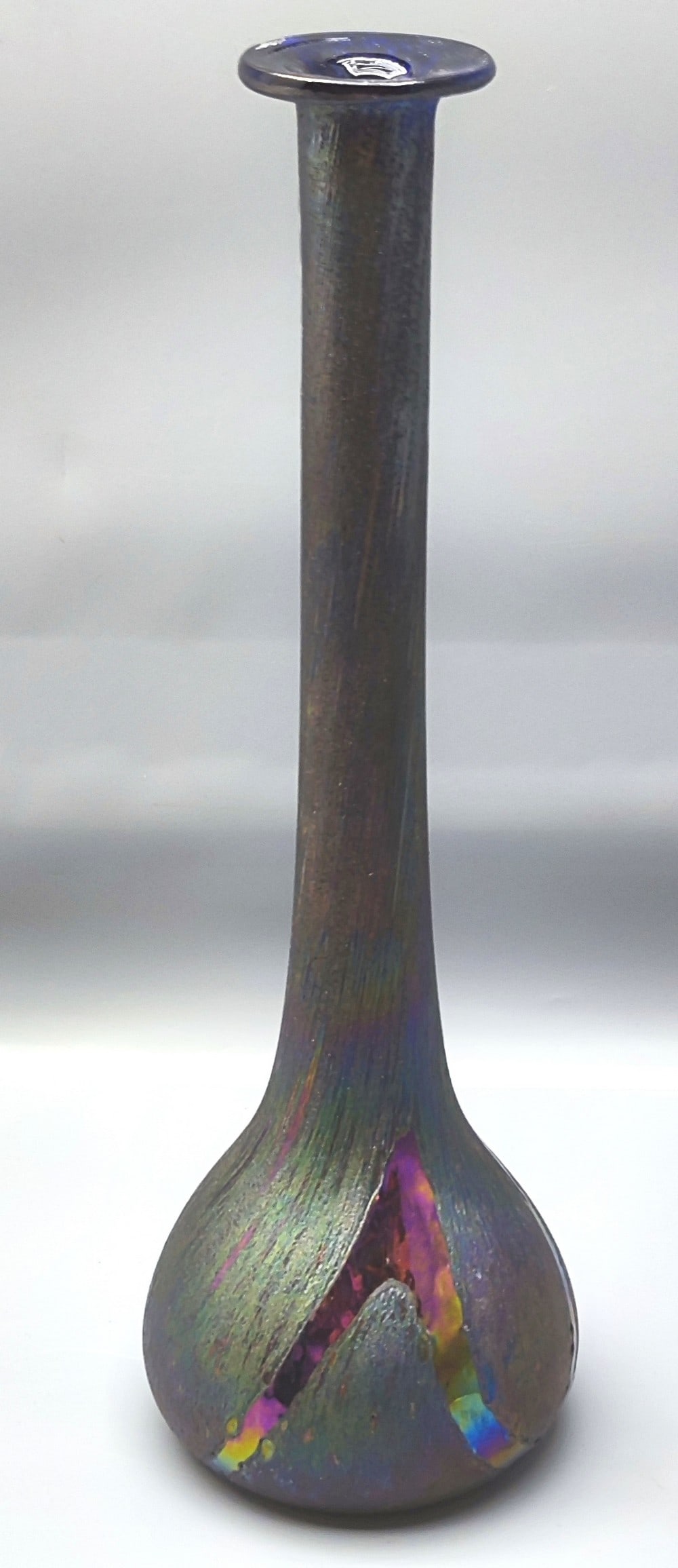 Tall and impressive glass vase in the Loetz style: A tall and impressive glass vase in the Loetz style, 20th century, hand-blown and designed with a narrow neck, purple glass with an eggplant purple hue with rough metallic green decorations, height: 3