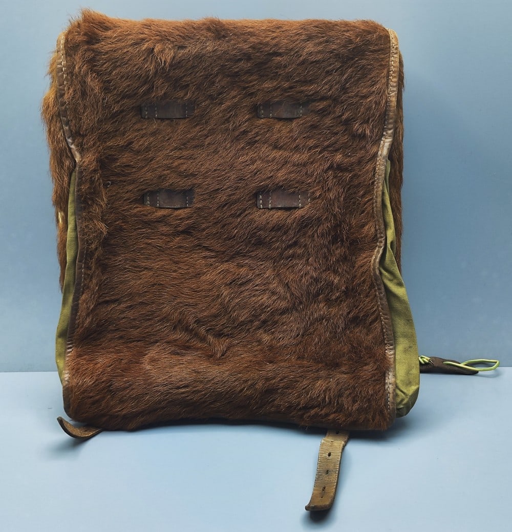 Special! A fabric, leather and fur bag made by OTTO STEPHAN MUEHLHAUSEN - which was probably used by: Special! A bag made by OTTO STEPHAN MUEHLHAUSEN - which was probably used by the German army - World War II, made in 1939, made of khaki fabric and combined with fur lining and leather strap parts, de