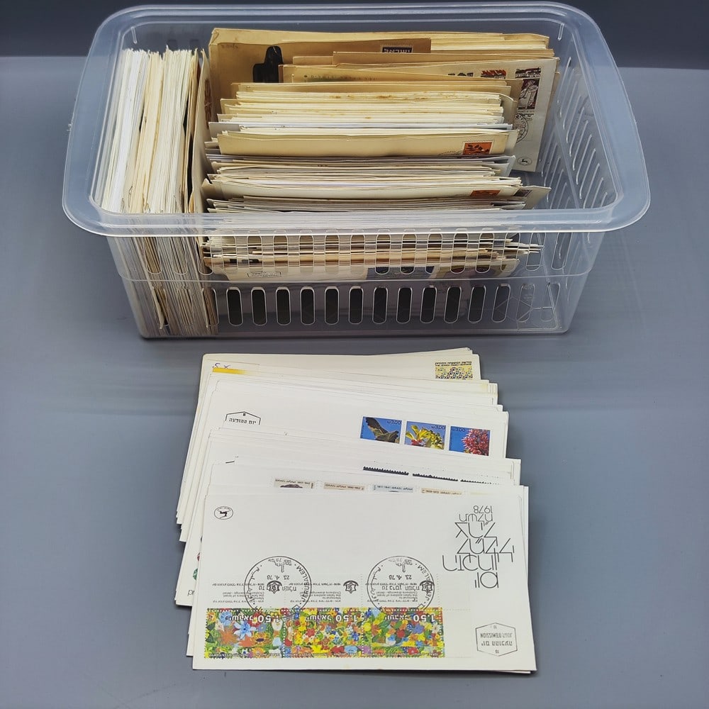 Large collection of approximately 280 First day envelopes - Stamp Day, Israel: Large collection of approximately 280 First day envelopes - Stamp Day, Israel, from the 1950s up to and including the 2000s, some of which are repeated several times, in various conditions: some with 
