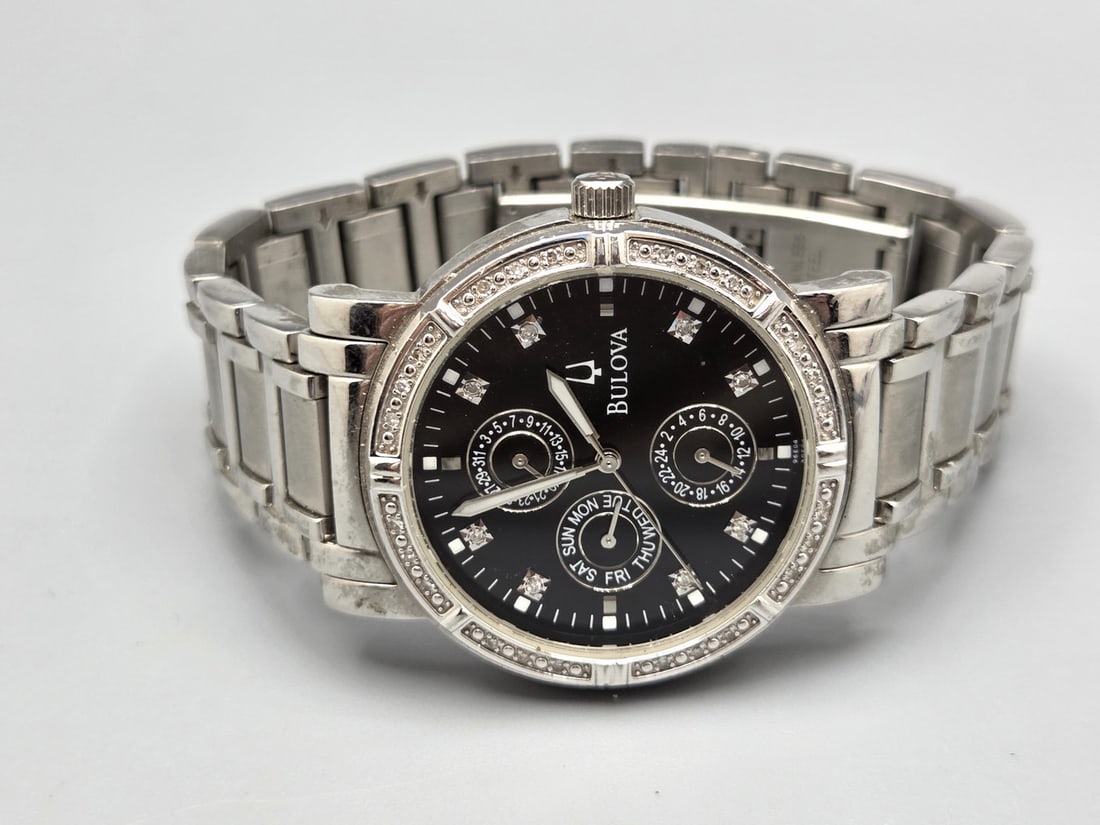 Elegant wristwatch made by Bulova: Elegant wristwatch made by Bulova, Switzerland, model C837390, original stainless steel case and band, black face with integrated chronograph, separate date and day scales, transparent polished gemsto