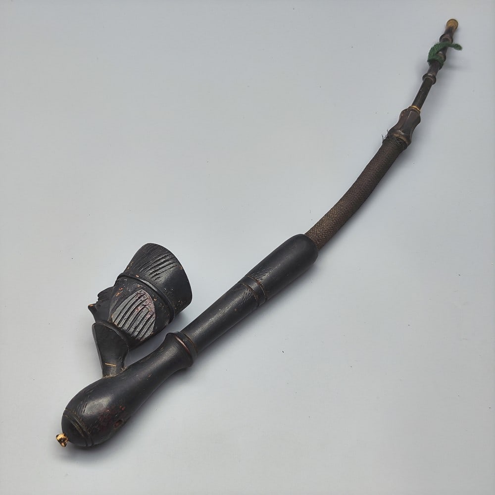 Antique wooden smoking pipe: Antique wooden smoking pipe, circa 1900, the head of the pipe is carved in the pattern of a man wearing a beret hat, wooden mount and pipe combined with a rubber pipe, natural carved horn mouthpiece,