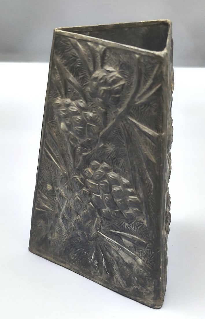 Antique Art Nouveau Jugendstil Pewter Vase: Antique Art Nouveau Jugendstil pewter vase, circa 1900, designed in a raised triangular pattern, decorated with hand-stamped reliefs of flowers and foliage, height: 14.5 cm, 289 g. Light wear.