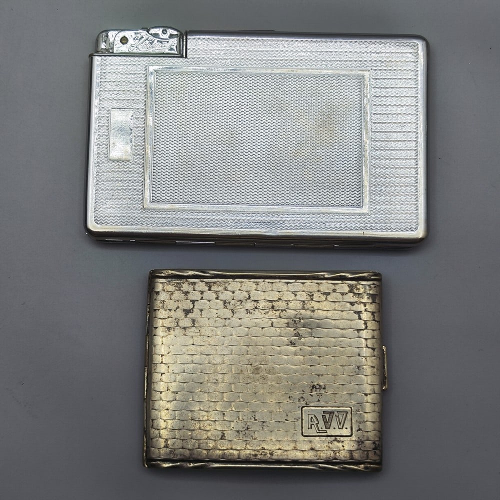 Lot of 2 old metal Art Deco cigarette boxes: Lot of 2 old metal cigarette boxes, 20th century, including: 1. Cigarette box, circa 1930s, decorated with a braided straw pattern, gilded interior, 9x7.5 cm, 2. Cigarette-lighter box made by Kincraft