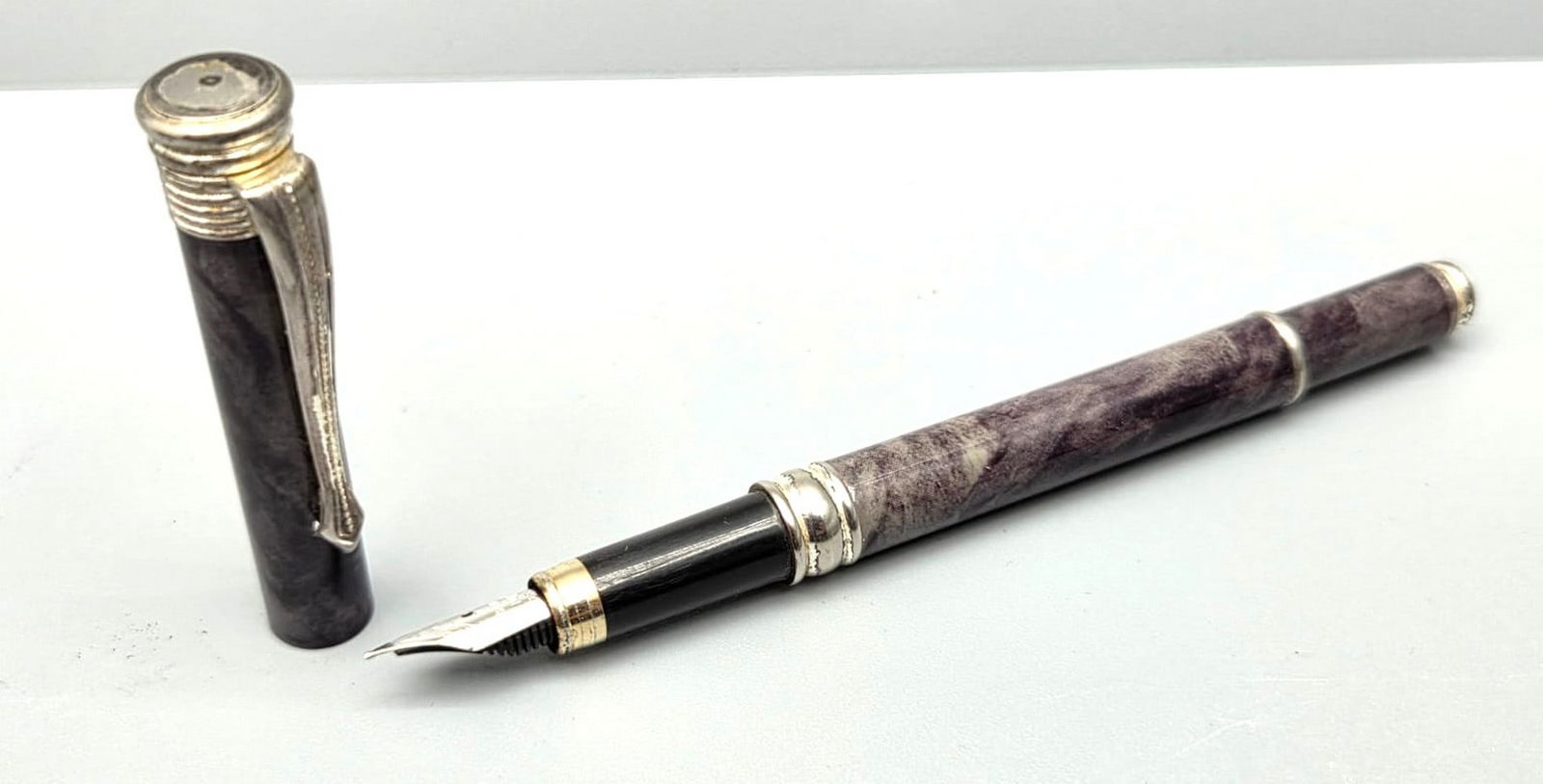 Old marble fountain pen: Old marble fountain pen, metal body and cap decorated with gray marble-like lacquer, silver metal parts incorporated, internal pump mechanism made by Waterman, Iridium nib from Germany, length: 14 cm.