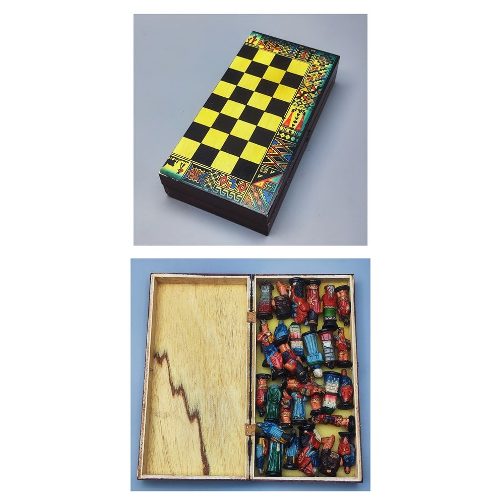 Old South American chess game: Old South American chess game, 20th century, wooden box decorated with typical hand painting, including 31 glazed ceramic chess pieces decorated with hand painting (1 missing), height of pieces: 4.5-6