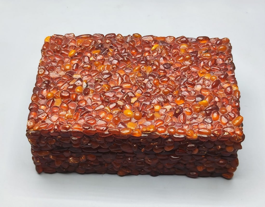 Covered wooden box inlaid with natural amber beads: Wooden box covered with natural amber inlays, second half of the 20th century, interior covered with red felt fabric, dimensions: 14.5x10x5 cm, weight: 290 gr.